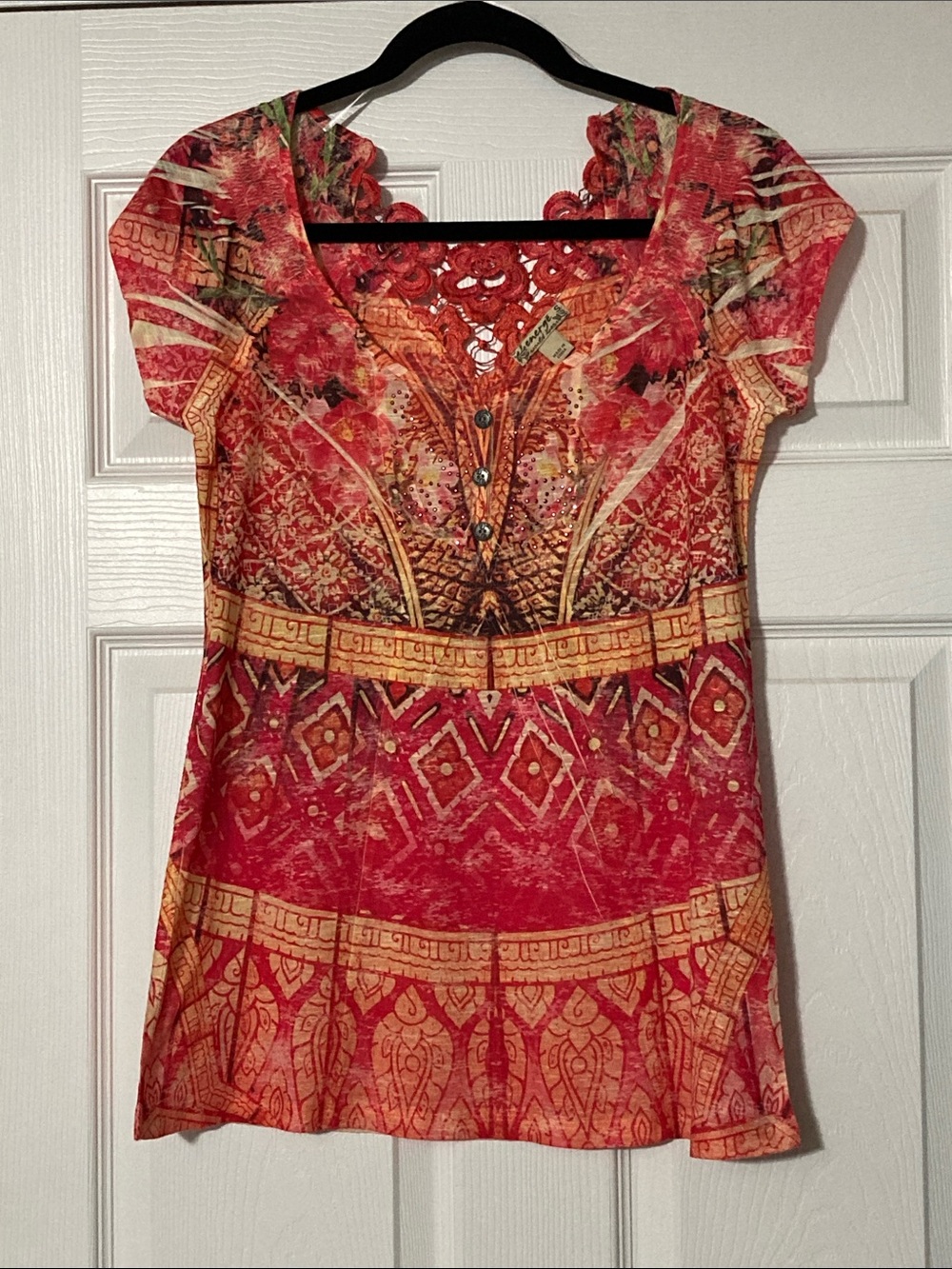 ⭐️⭐️Red Patterned Short Sleeve Tee with Decorative Back @ Neckline - size Small